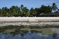  L'hôtel vu de la barrière de corail à marée basse
